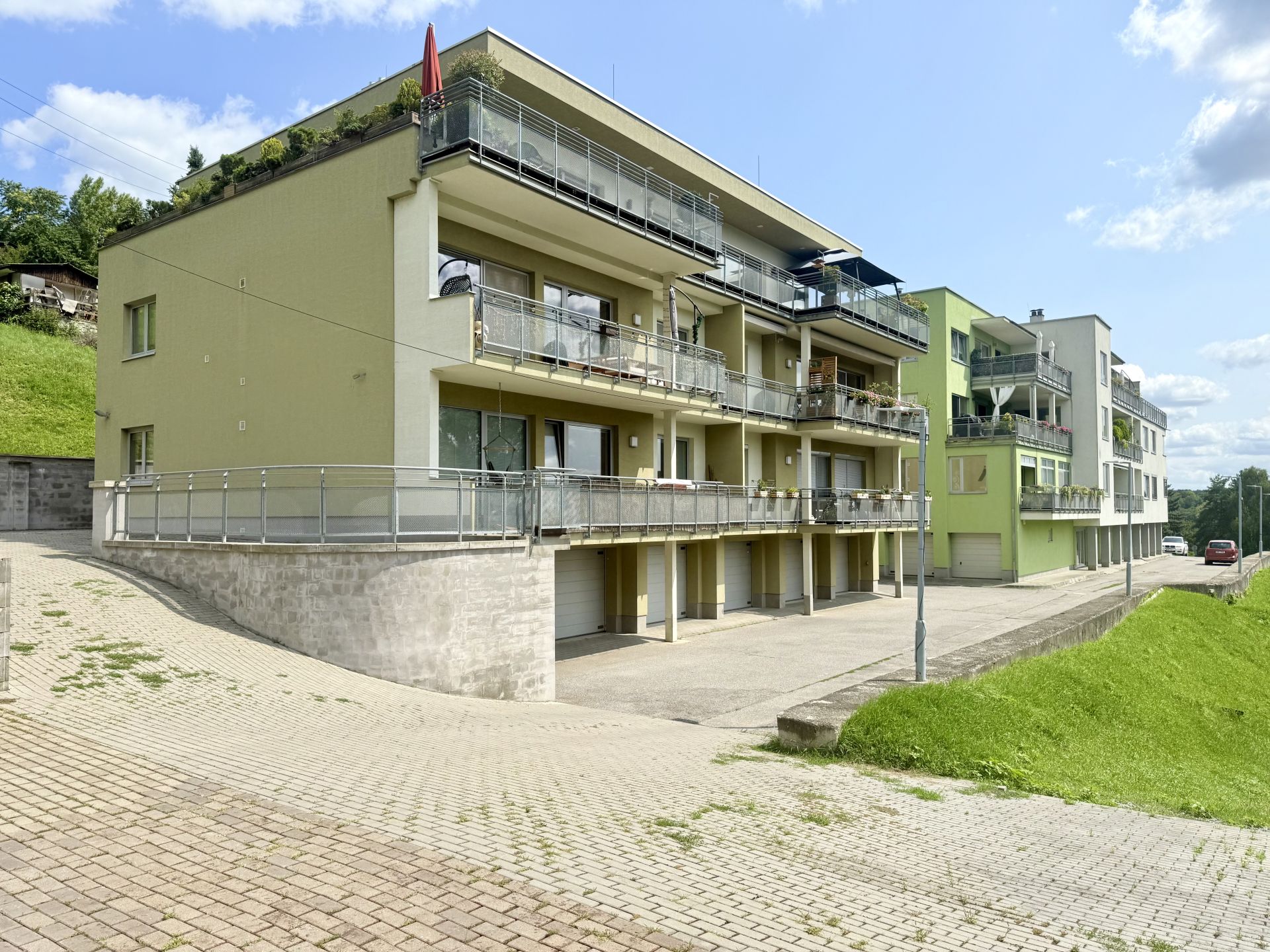 Prodej velmi hezkého bytu 3+kk s terasou a dvěma garážemi v Brně-Bystrci