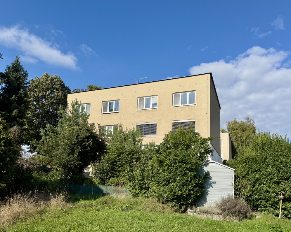 Prodej bytu 3+1 se zahrádkou a sklepem v Drnholci